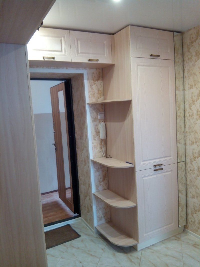 Встраиваемый холодильник в прихожей