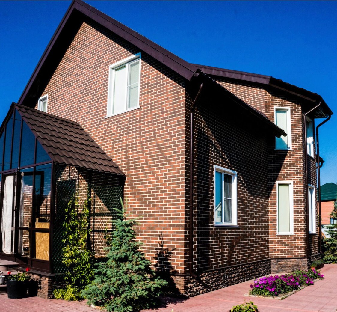 Фасад кирпичного дома