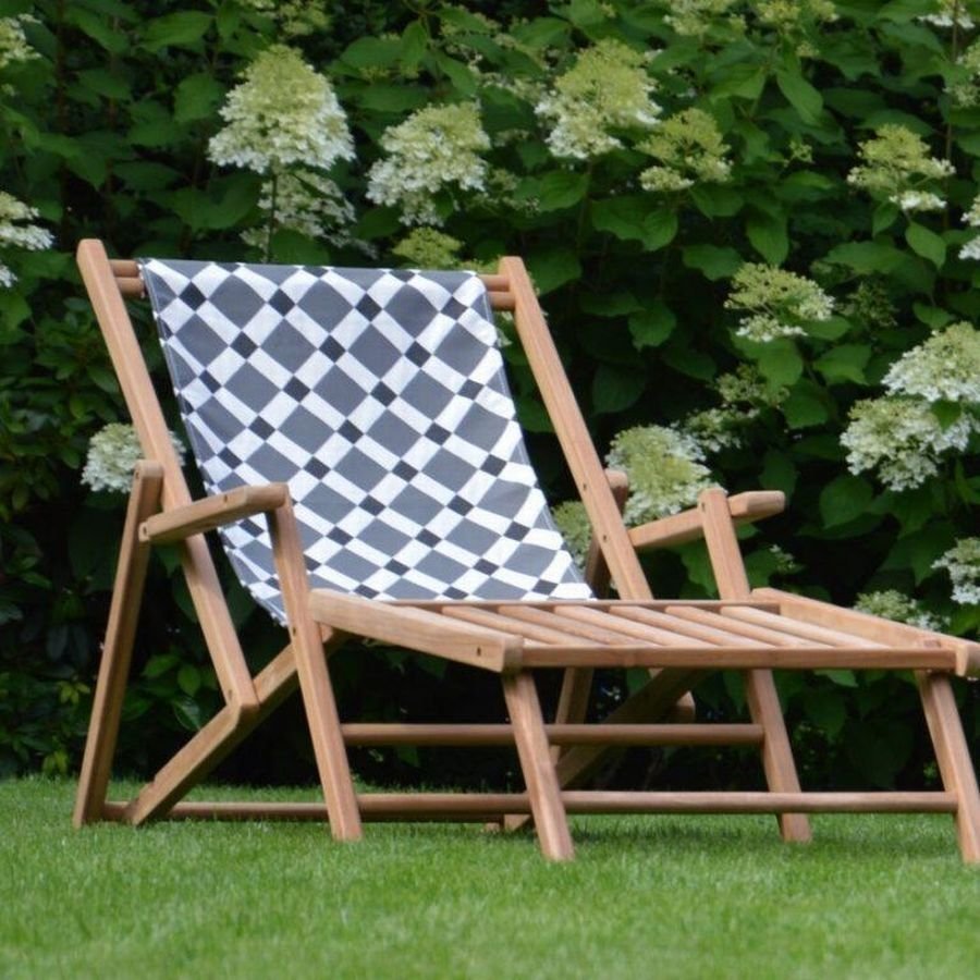 Лежаки из дерева для сада и дачи