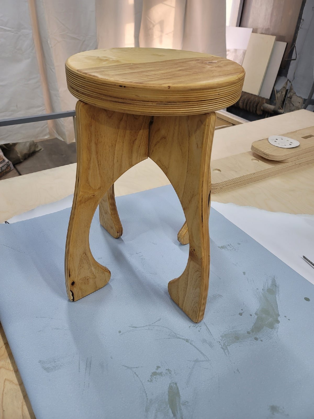 Круглый журнальный столик из дерева