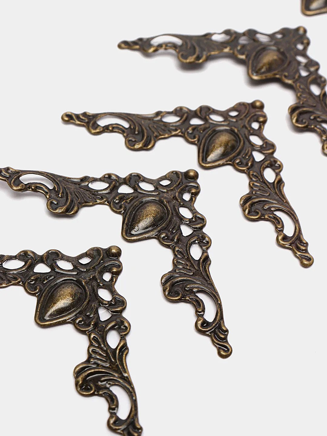 Уголок металлический ажурный