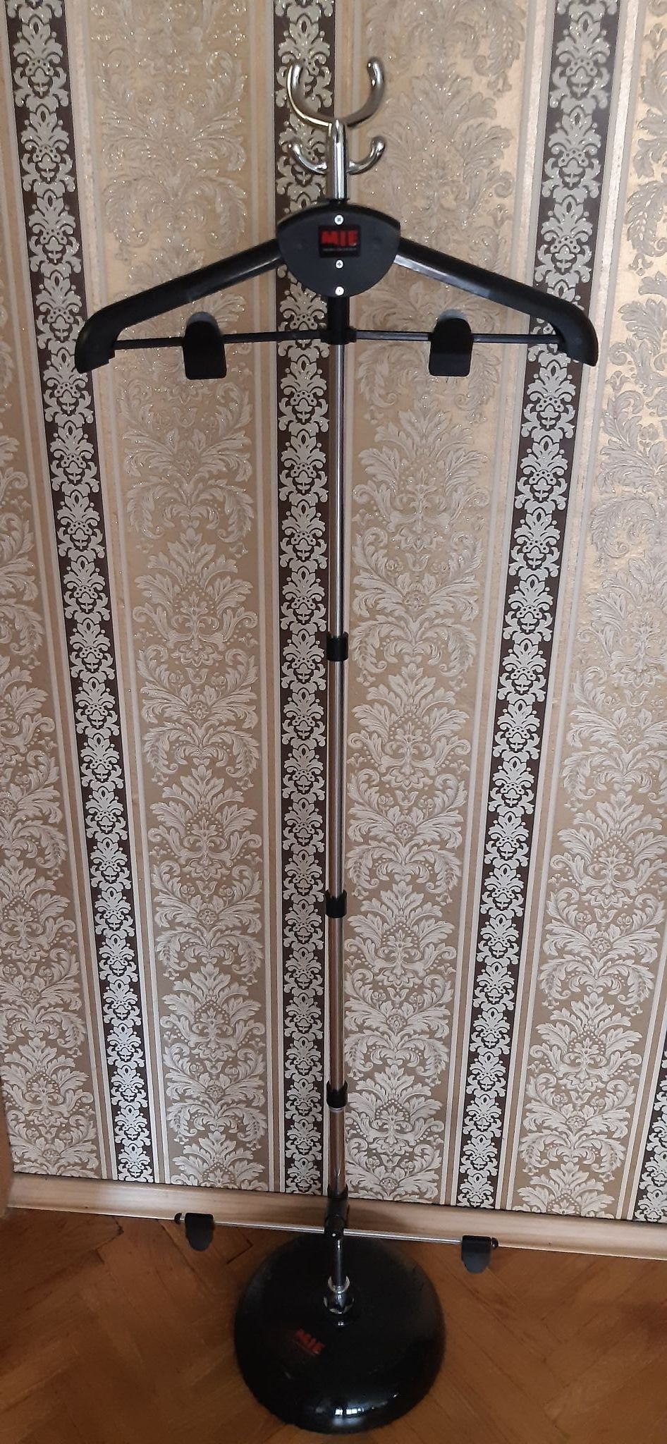 Напольная телескопическая вешалка mie a