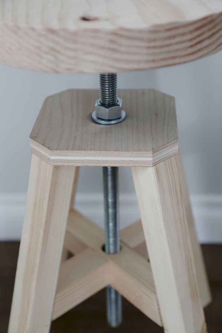 Винтовой табурет из дерева