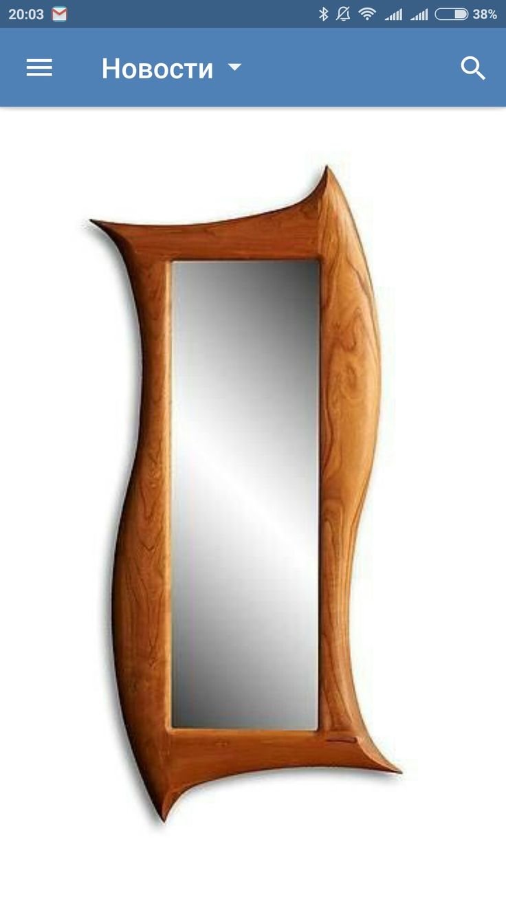 Зеркало в деревянном обрамлении