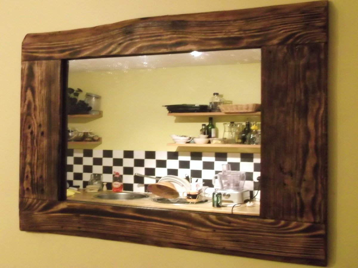 Зеркало с деревянной рамой