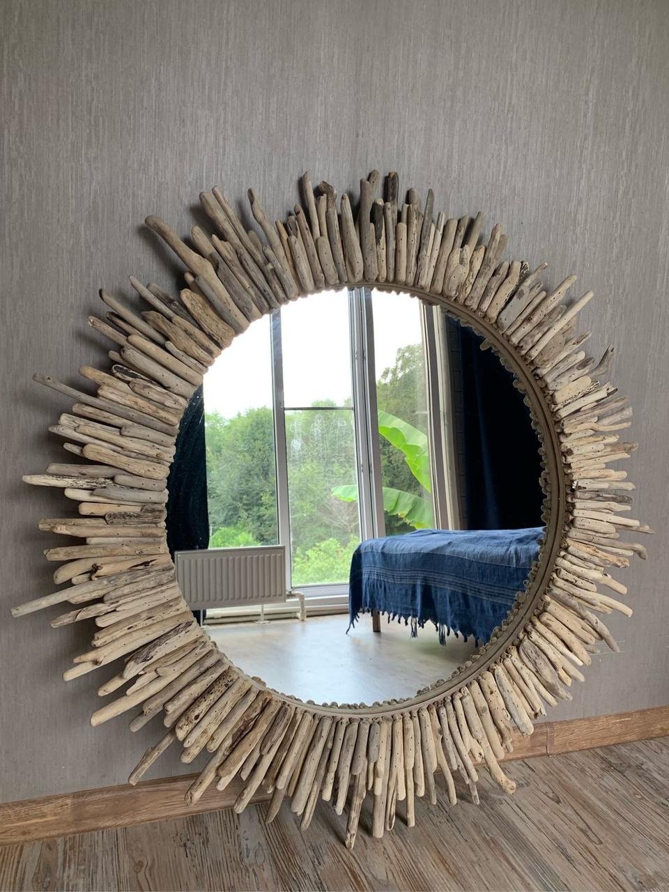 Зеркало в деревянной раме