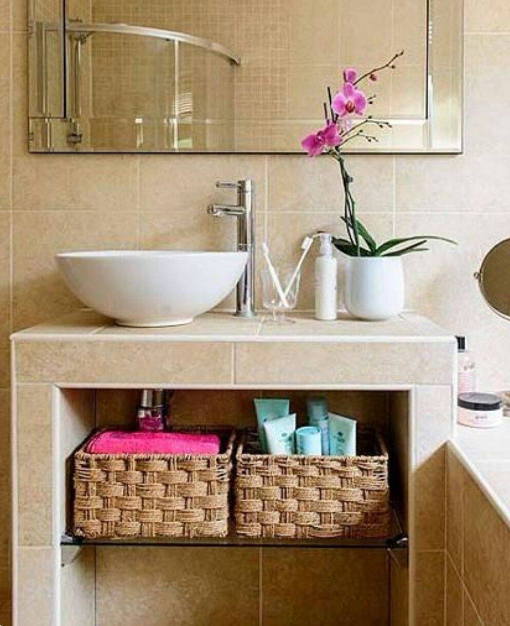 Полки под раковиной в ванной