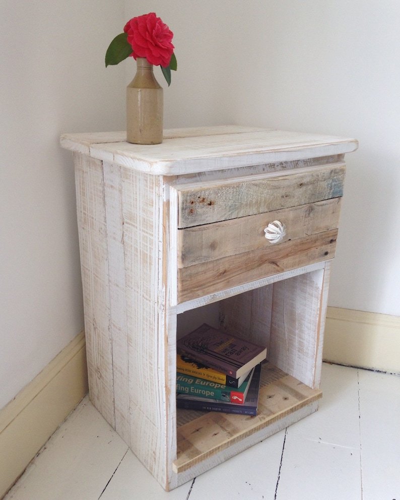 Прикроватная тумбочка из досок