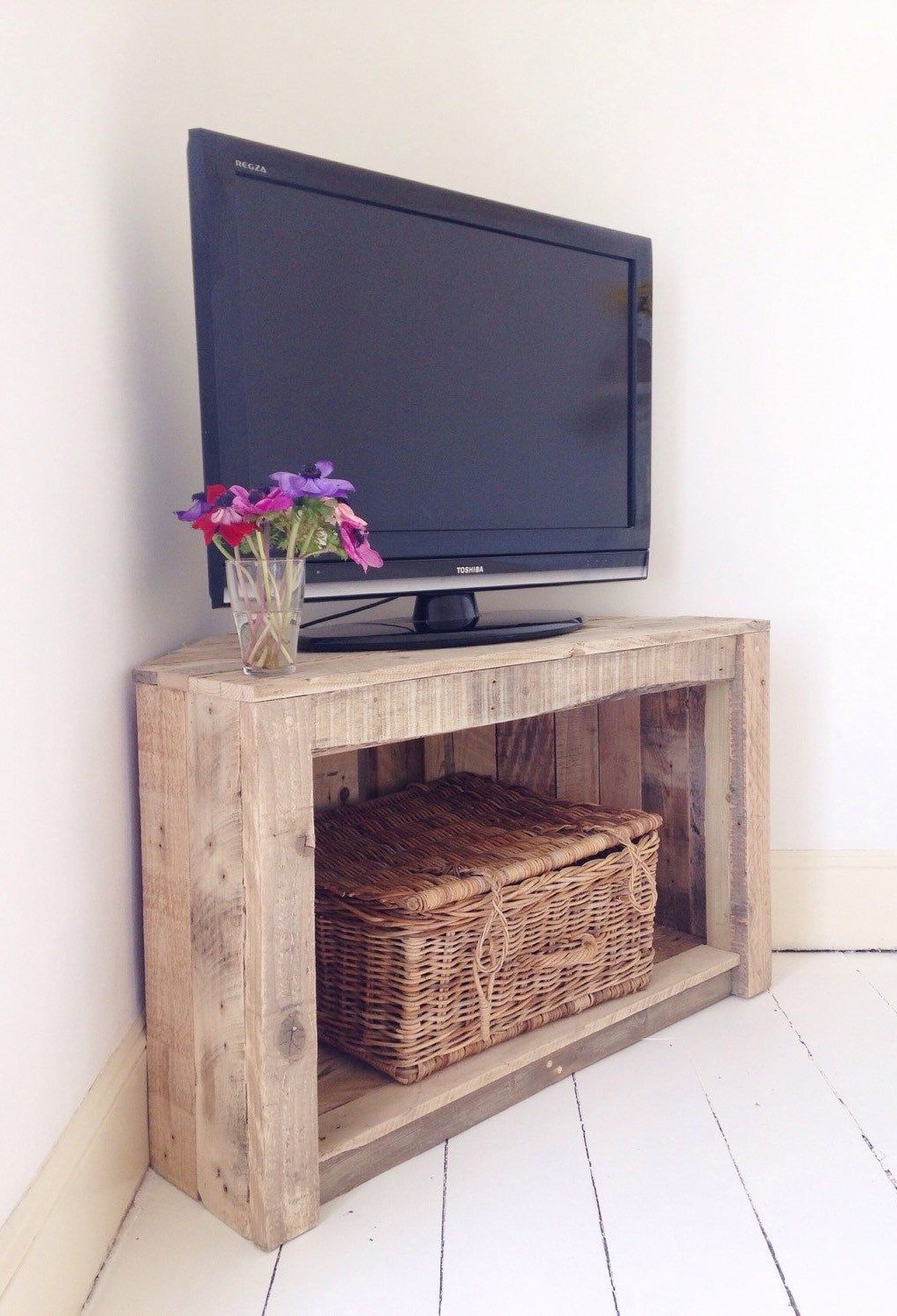 Тумба под телевизор деревянная