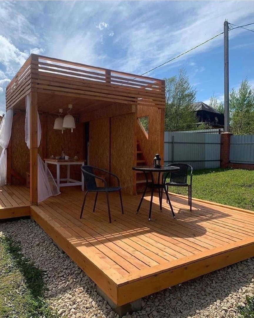 Двухэтажная беседка с террасой на крыше