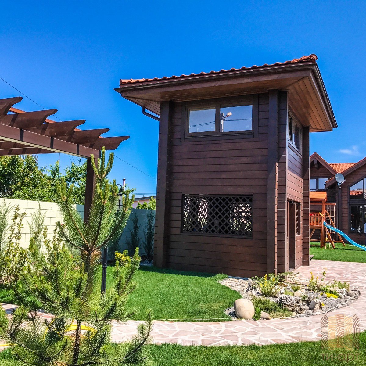 Двухэтажная беседка для дачи