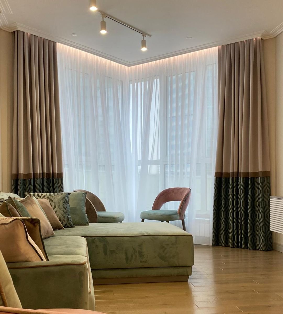 Шторы на угловые окна в гостиной