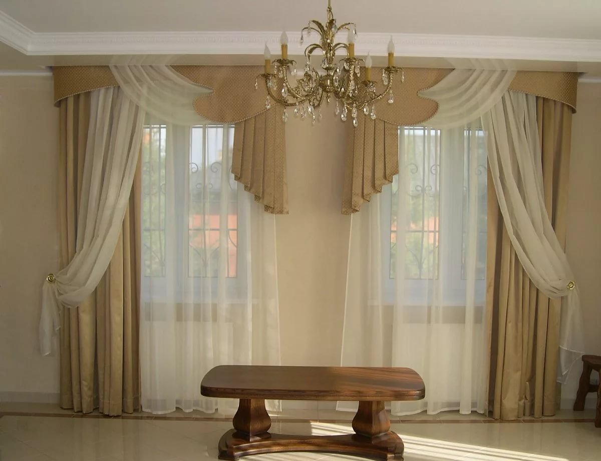 Шторы в гостиной с двумя окнами