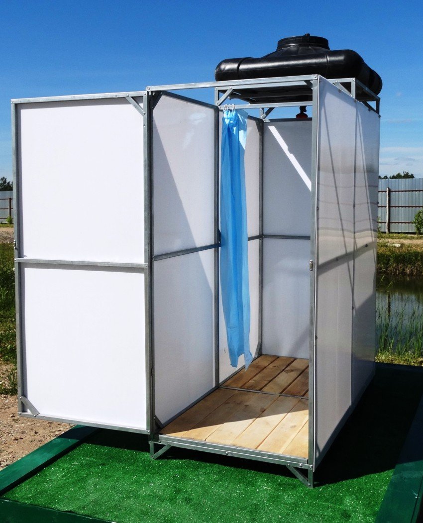 Дачная душевая кабина с баком 110 л с каркасом из уголка 1 м