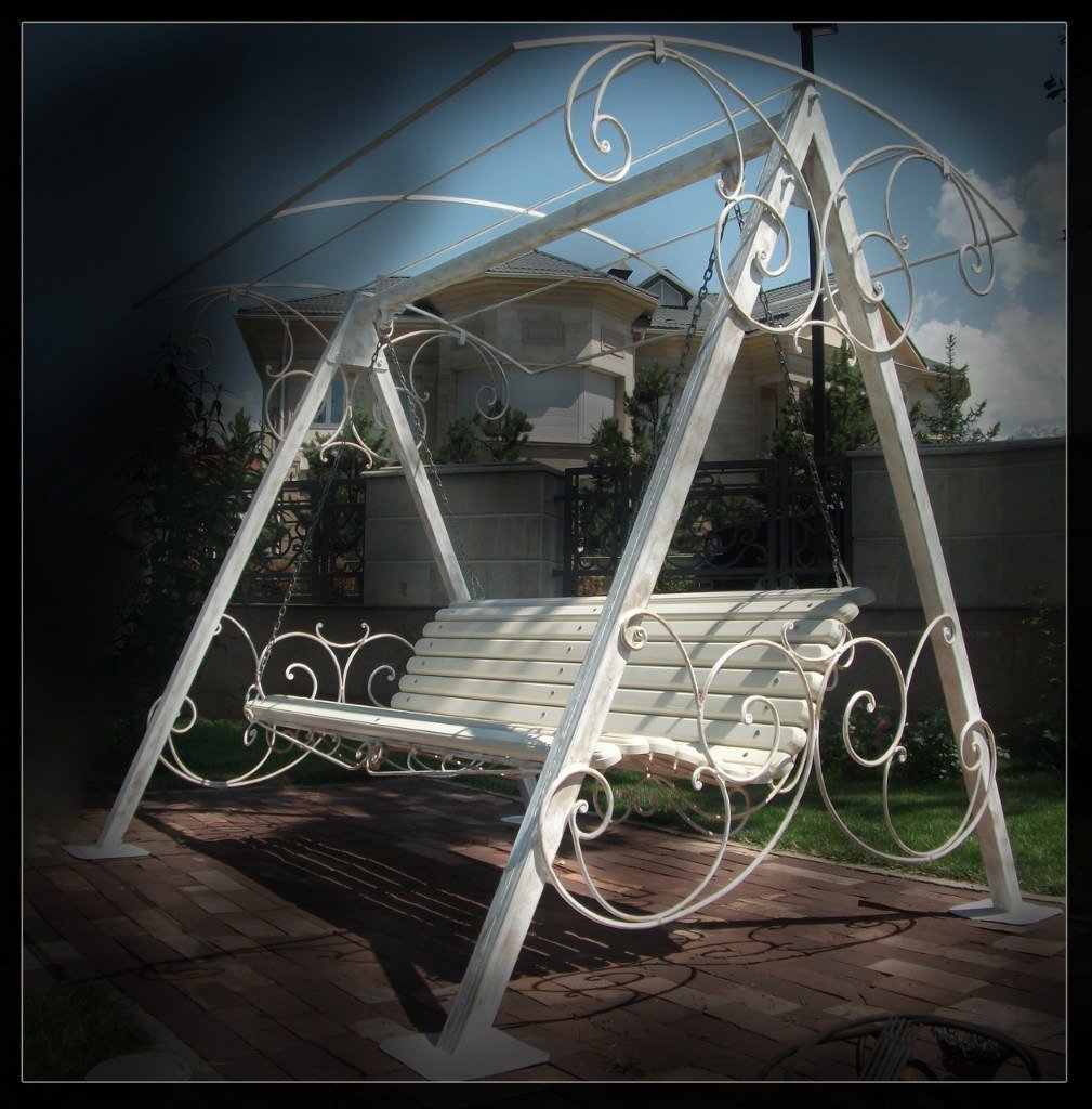 Красивые металлические качели