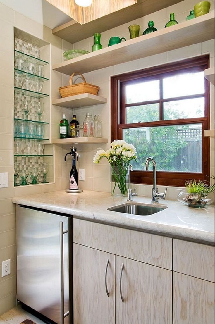 Полочки в интерьере кухни