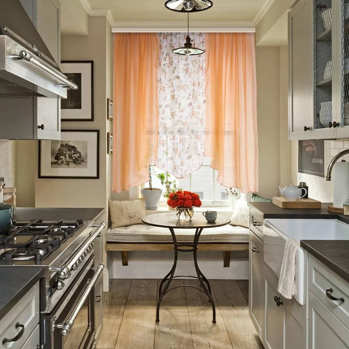 Интерьер вытянутой кухни