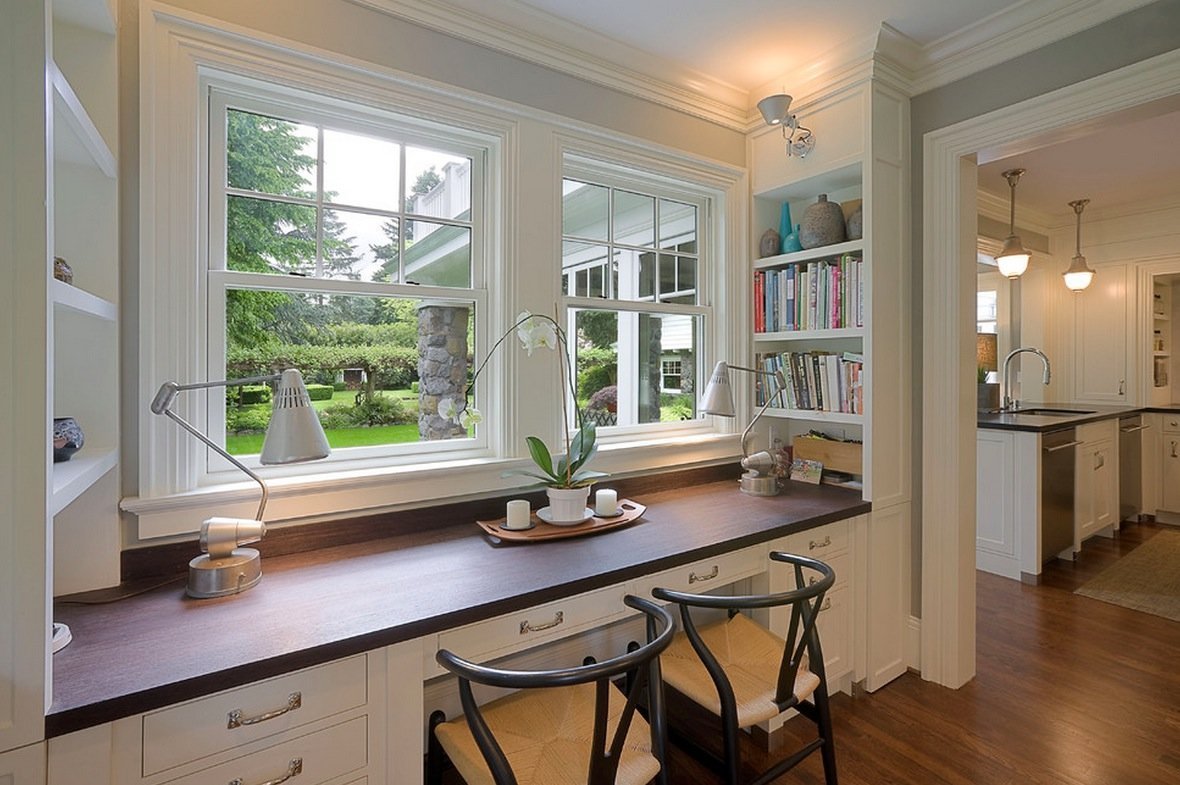 Интерьер кухни с окном