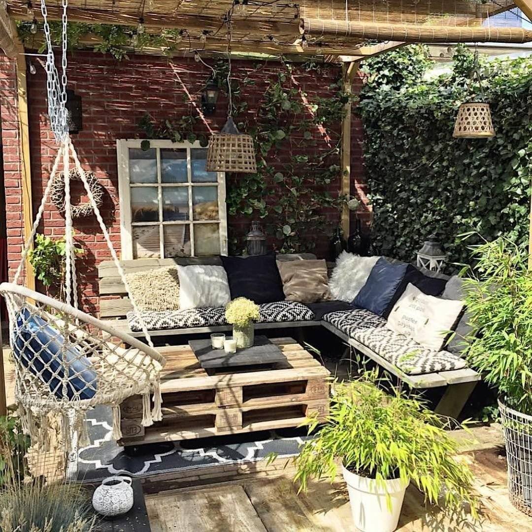 Укромный уголок в саду