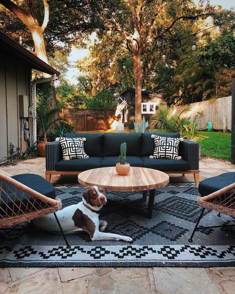 Мебель в зоне патио