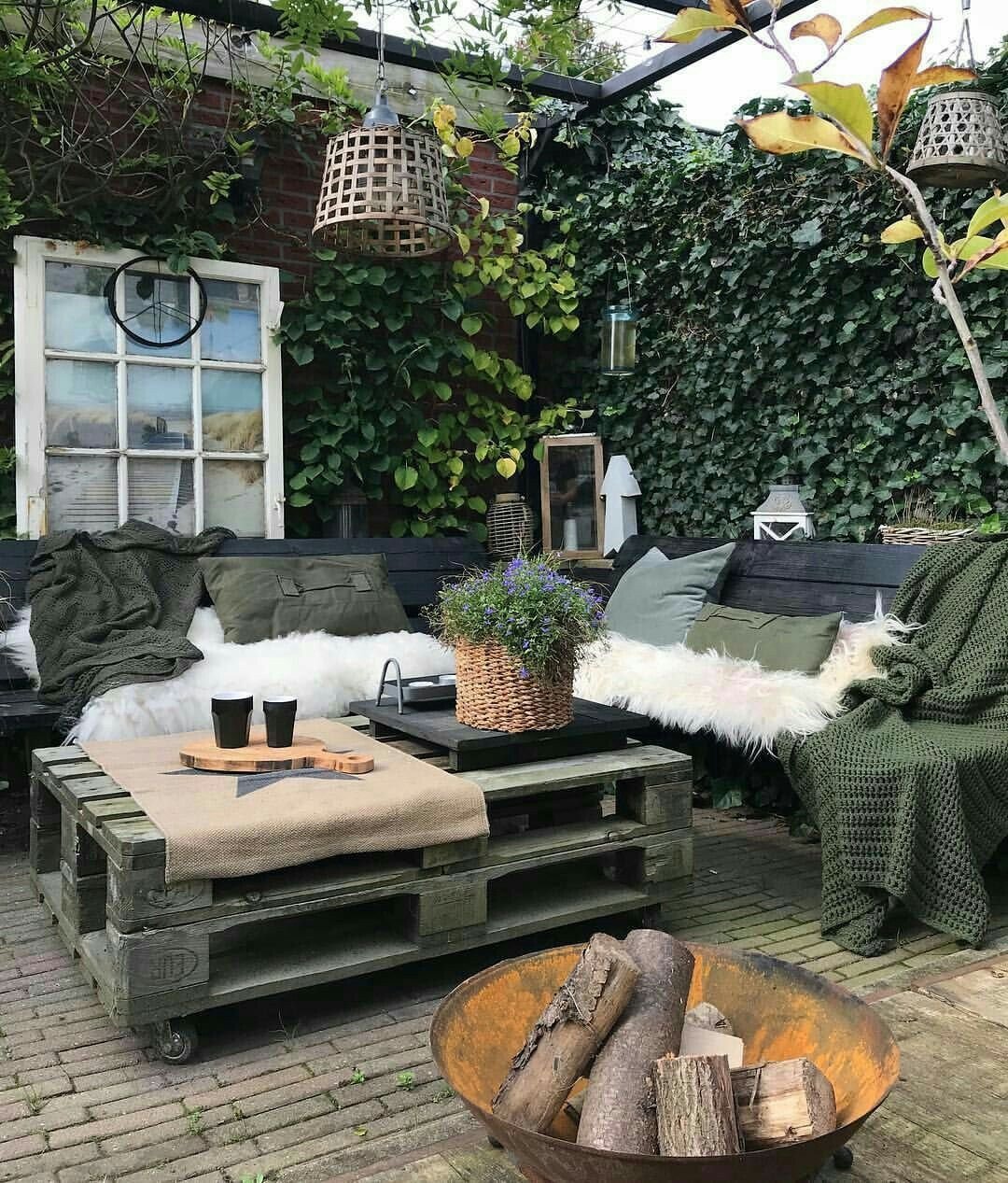 Уютный задний дворик на даче