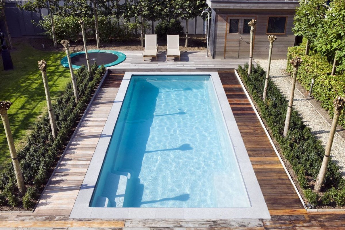 Бассейн на участке загородного дома