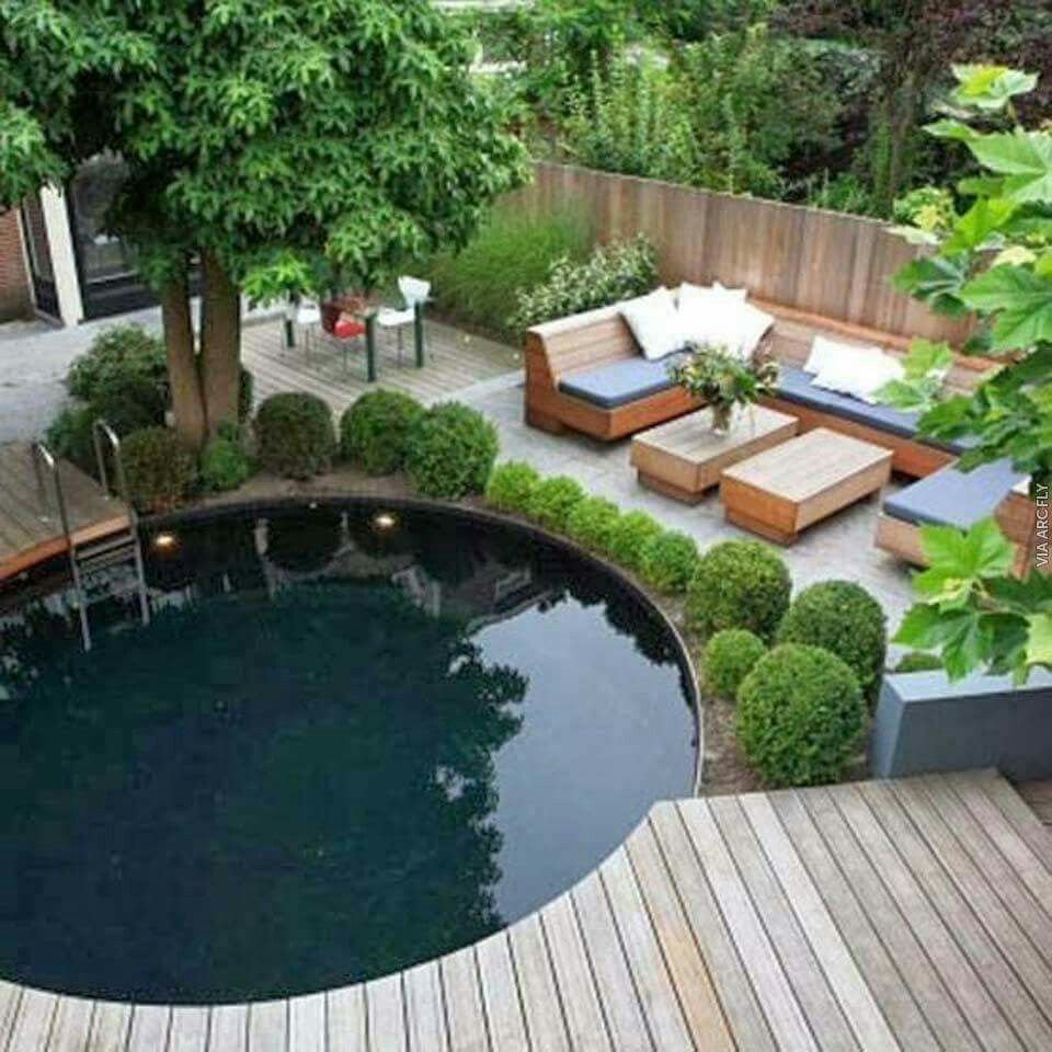 Патио с прудом в саду