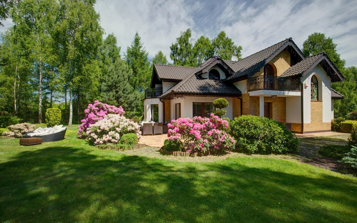 Загородный дом с садом