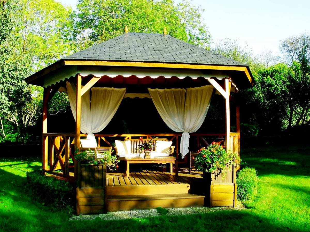 Красивые деревянные беседки