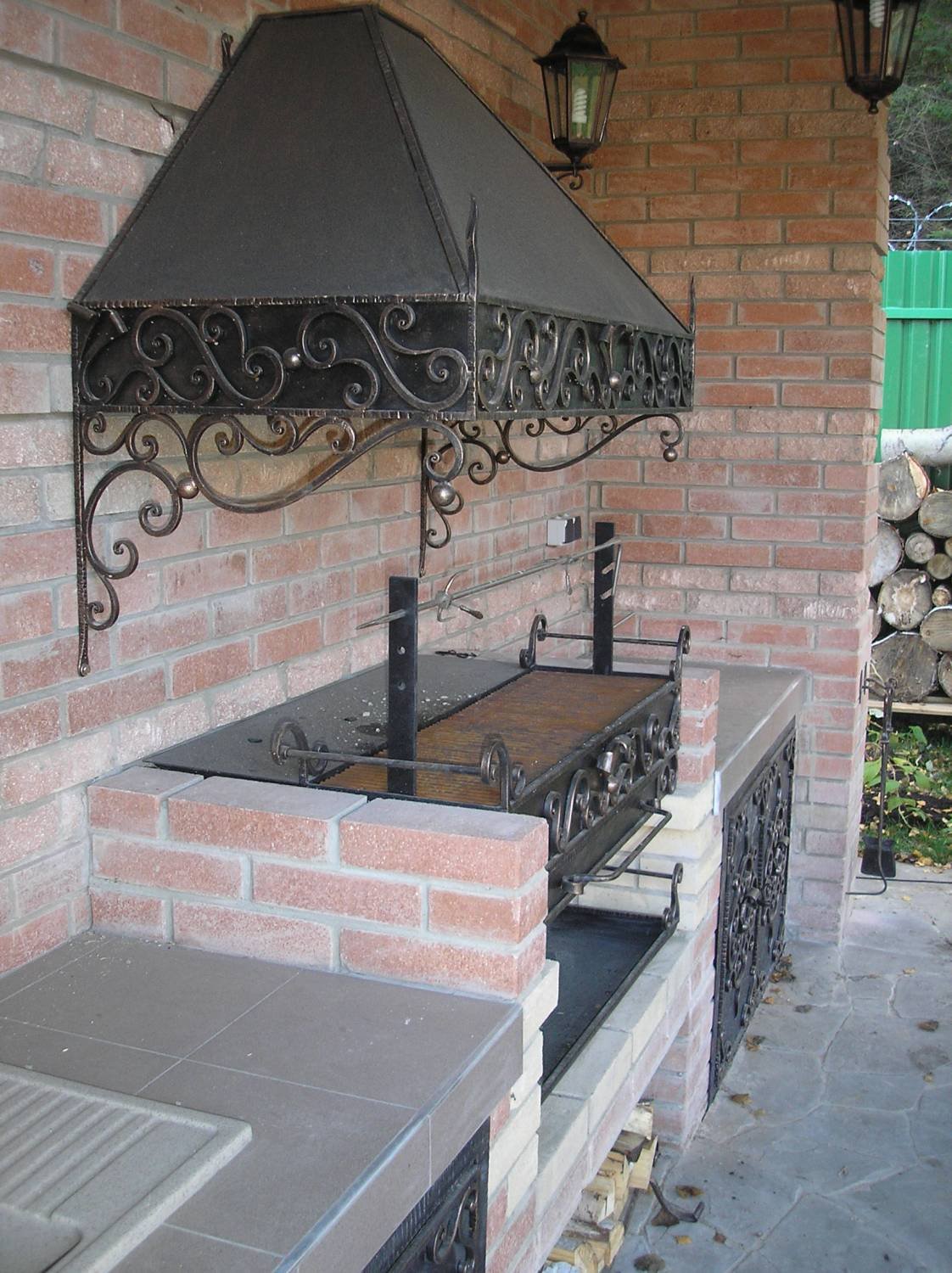 Мангал из кирпича с крышей