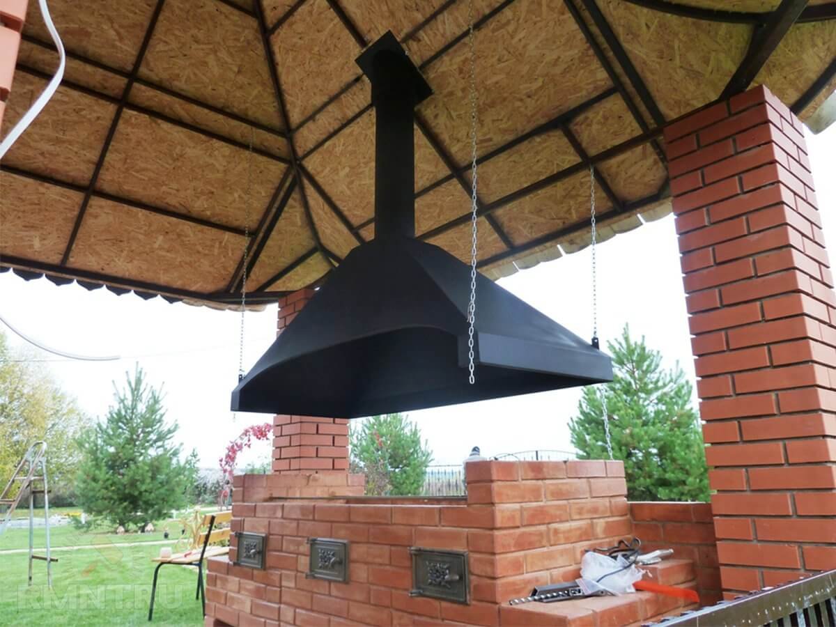 Дымосборник из кирпича над мангалом