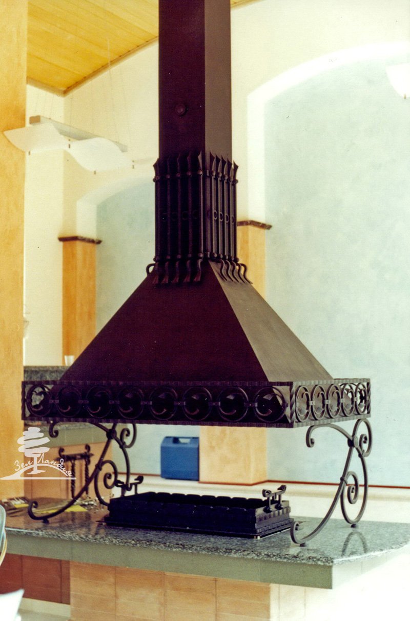 Кованый мангал с вытяжкой