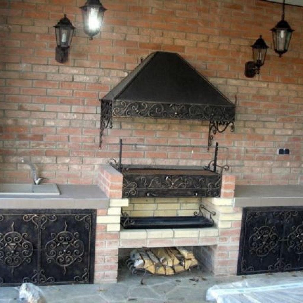 Кирпичный мангал с вытяжкой