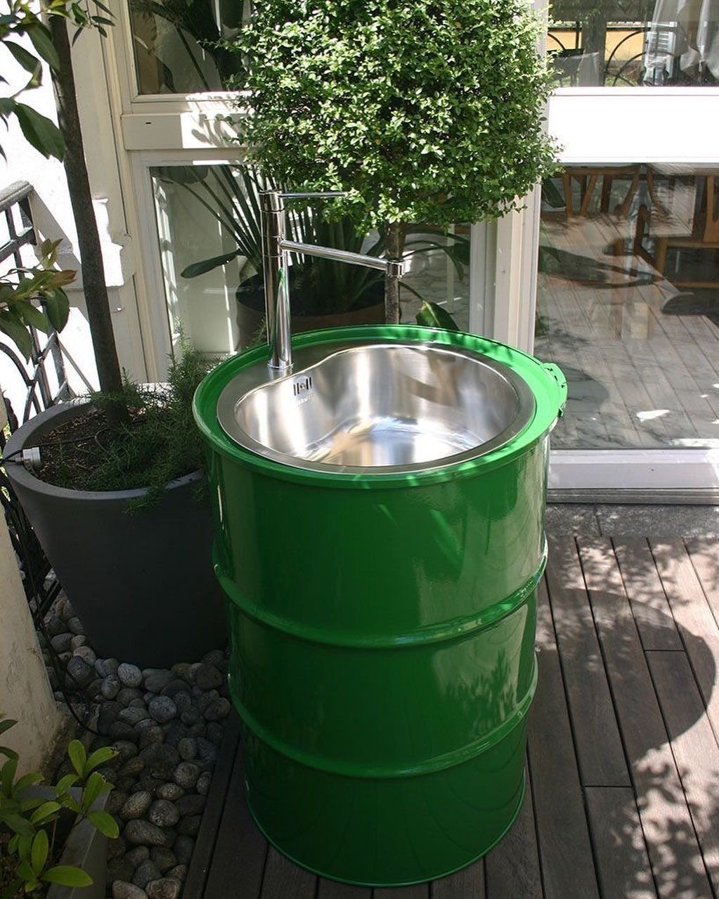 Умывальник из бочки на даче
