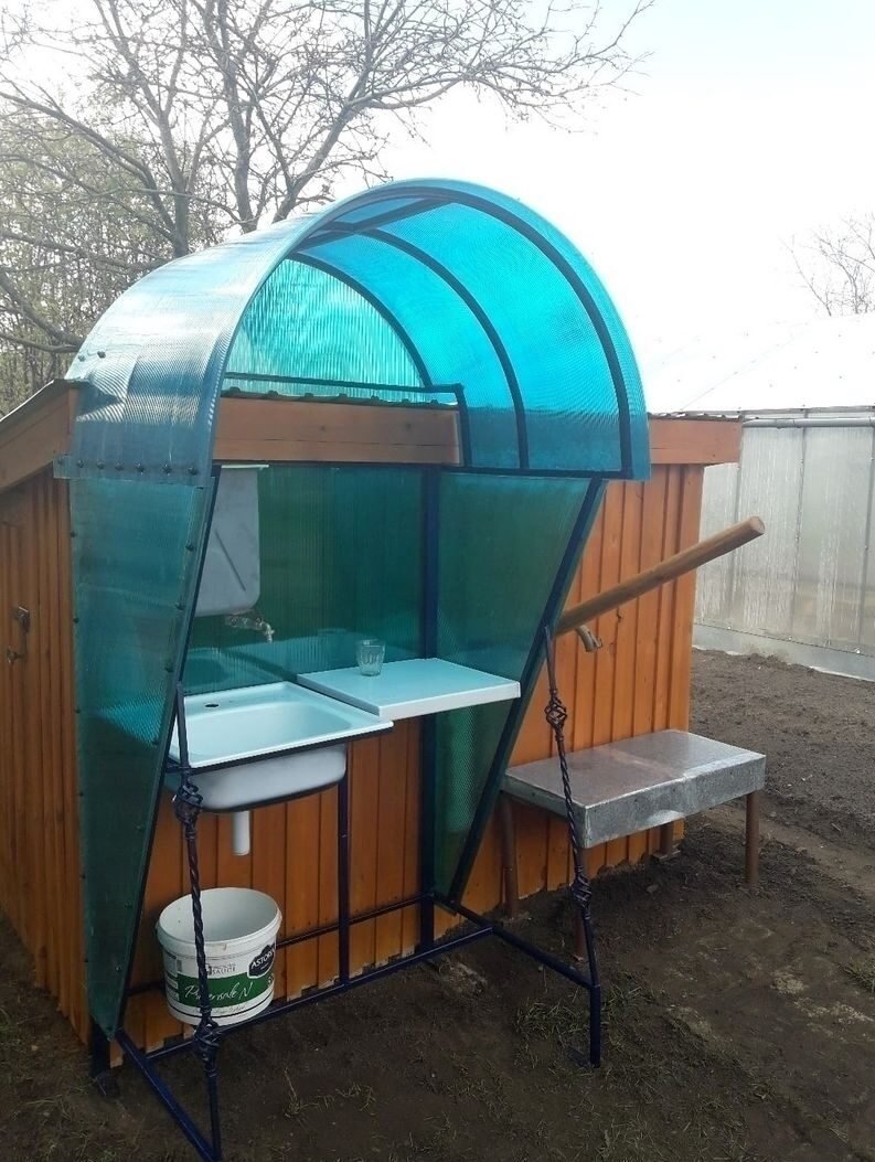 Навес для умывальника на даче