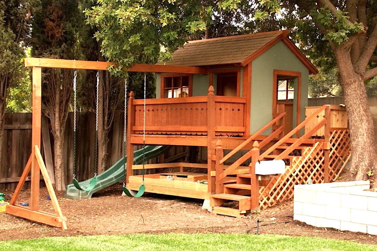 Деревянный домик для детей на дачу