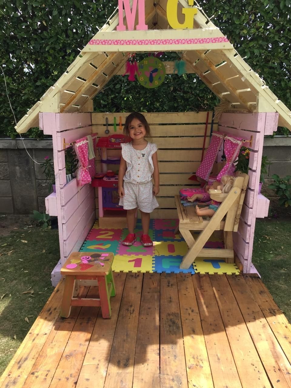 Домик из паллетов детский