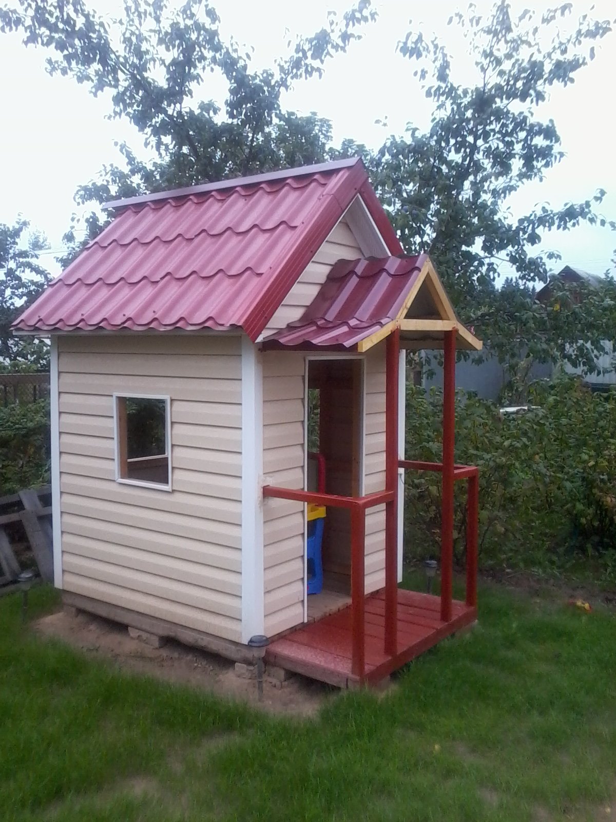 Дачный туалет с крыльцом