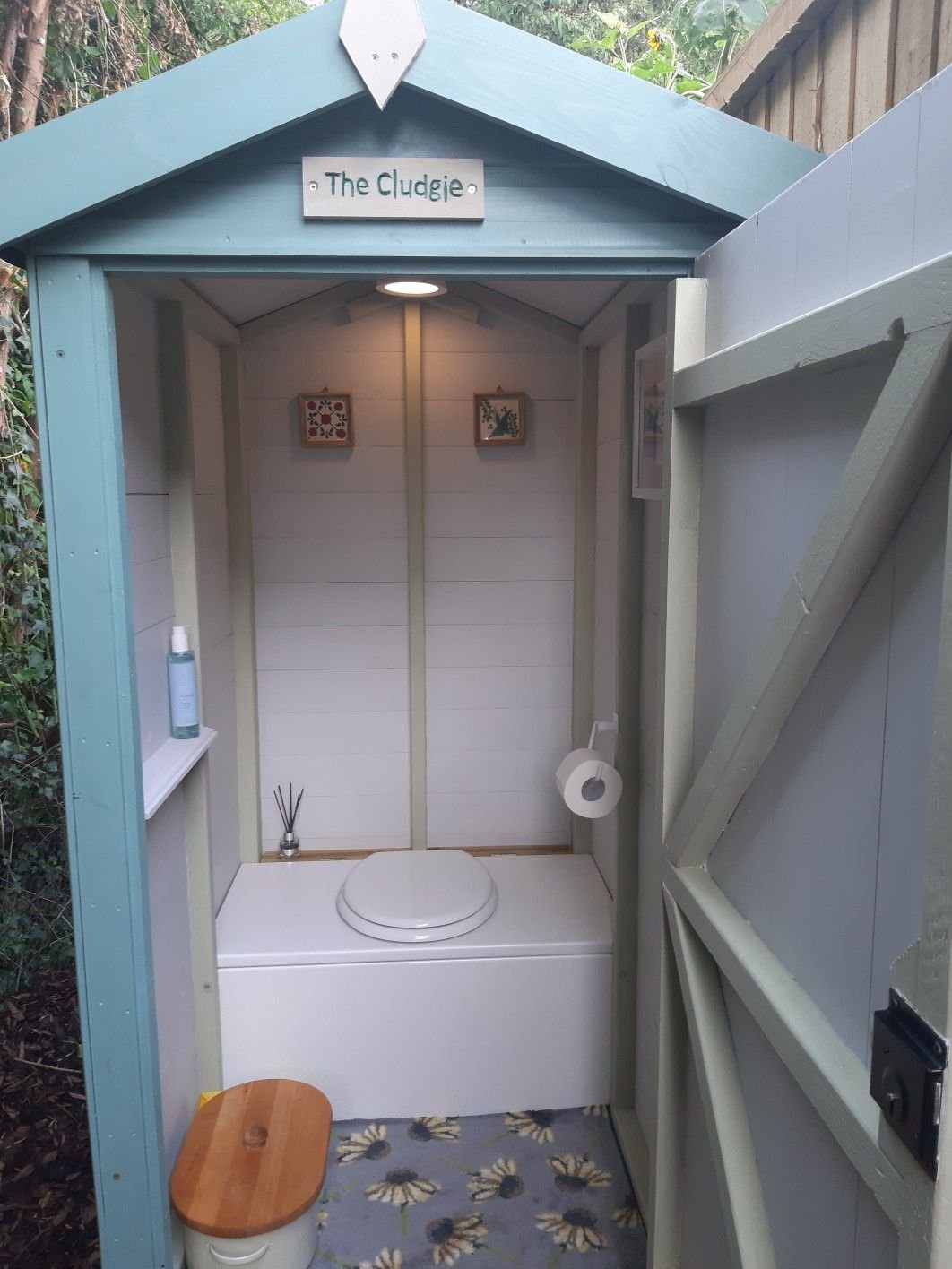 Интерьер уличного туалета