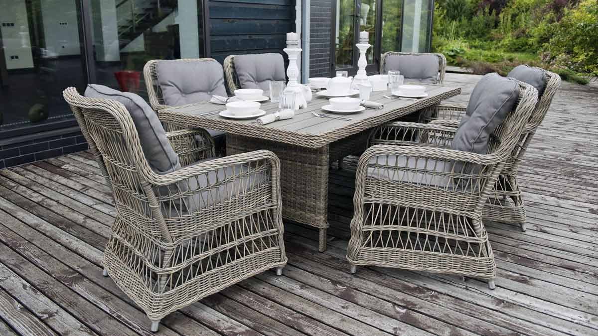 Белая уличная мебель