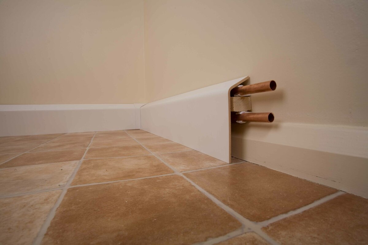 Плинтус Рехау для труб отопления