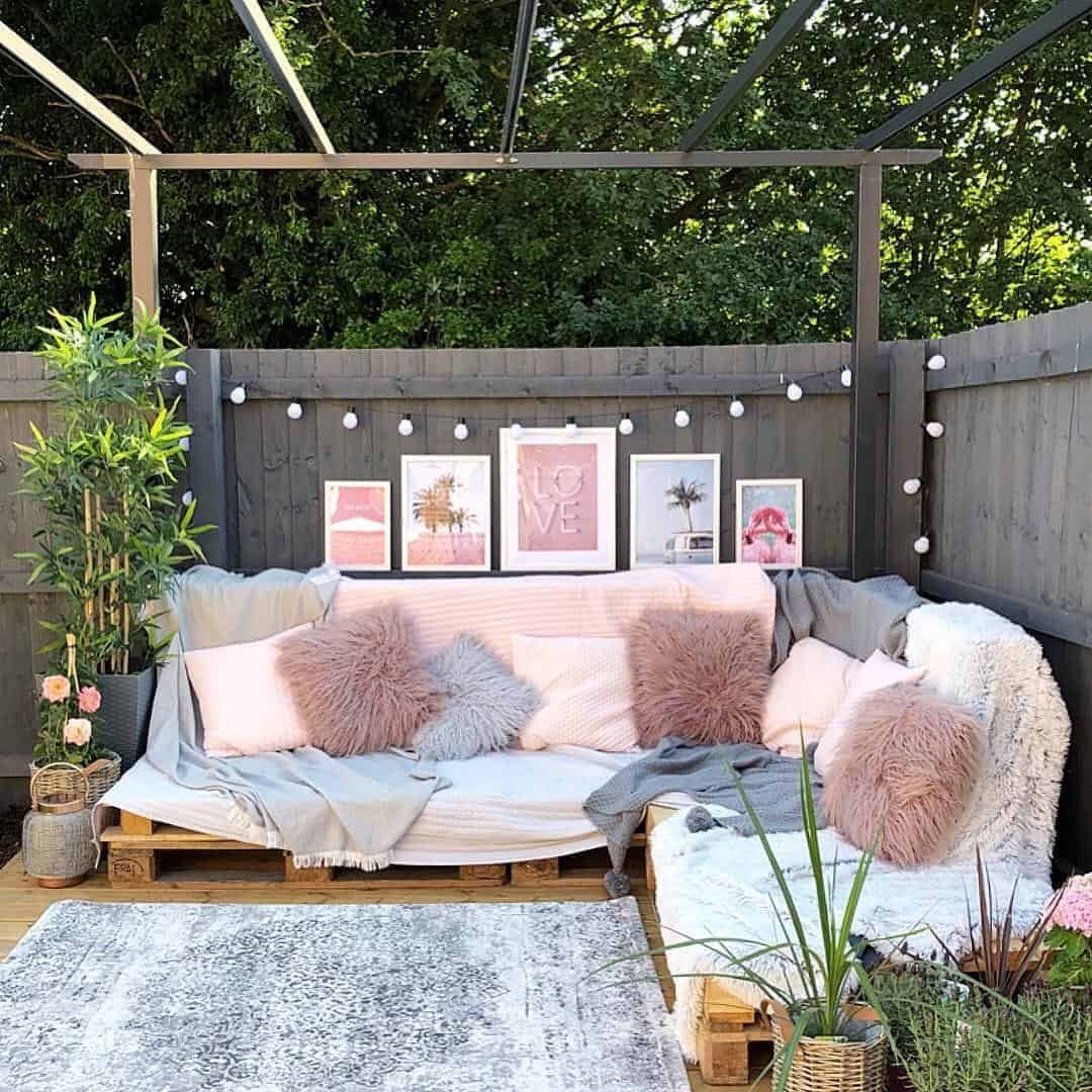 Место отдыха из поддонов