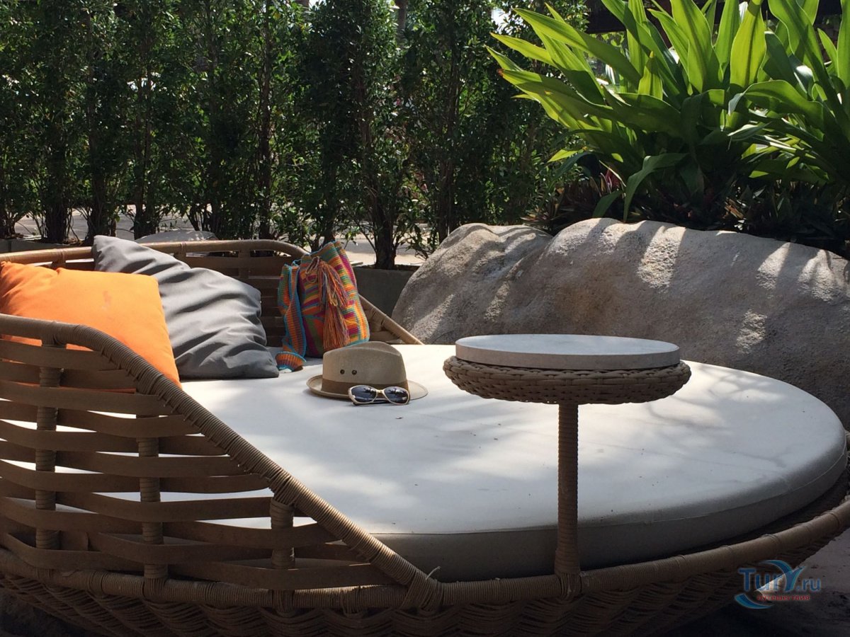 Лаунж зона на территории отеля