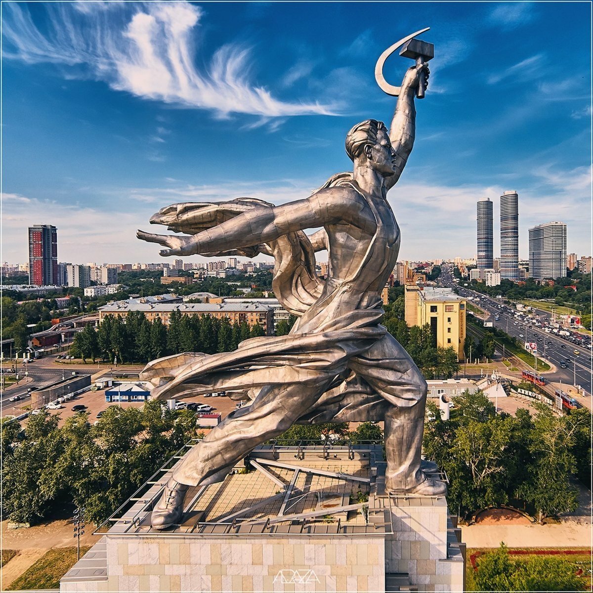 Рабочий и колхозница памятник