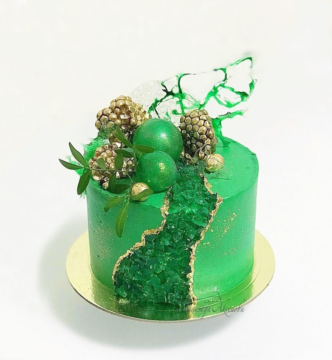 Торт с зеленым декором
