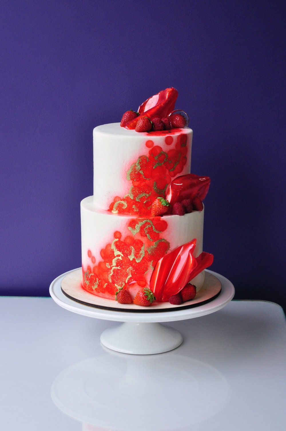 Двухъярусный торт с клубникой