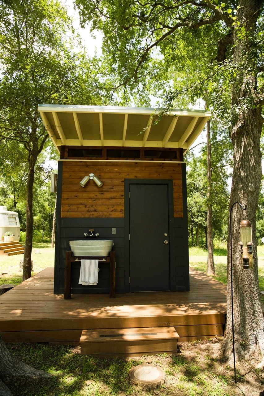 Стильный уличный туалет