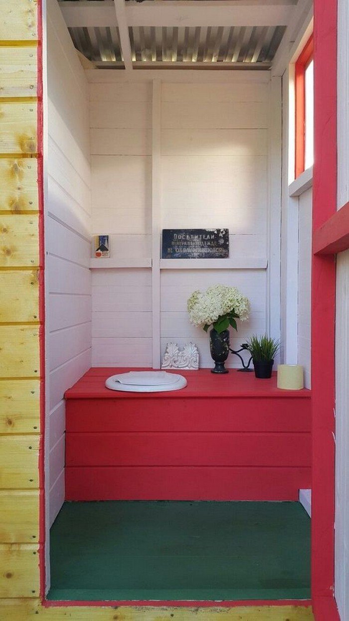 Туалет с умывальником на даче