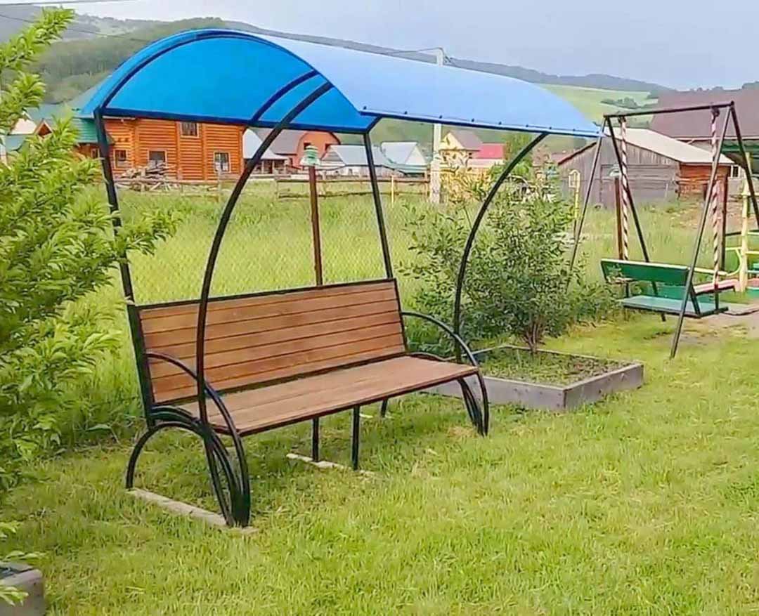 Скамейка с навесом