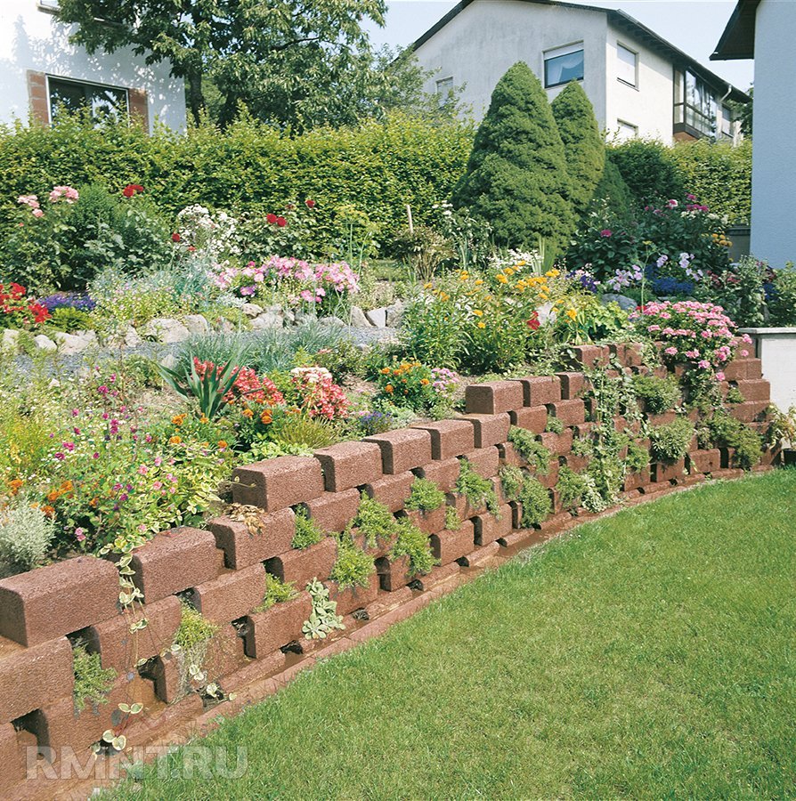 Цветник из кирпича